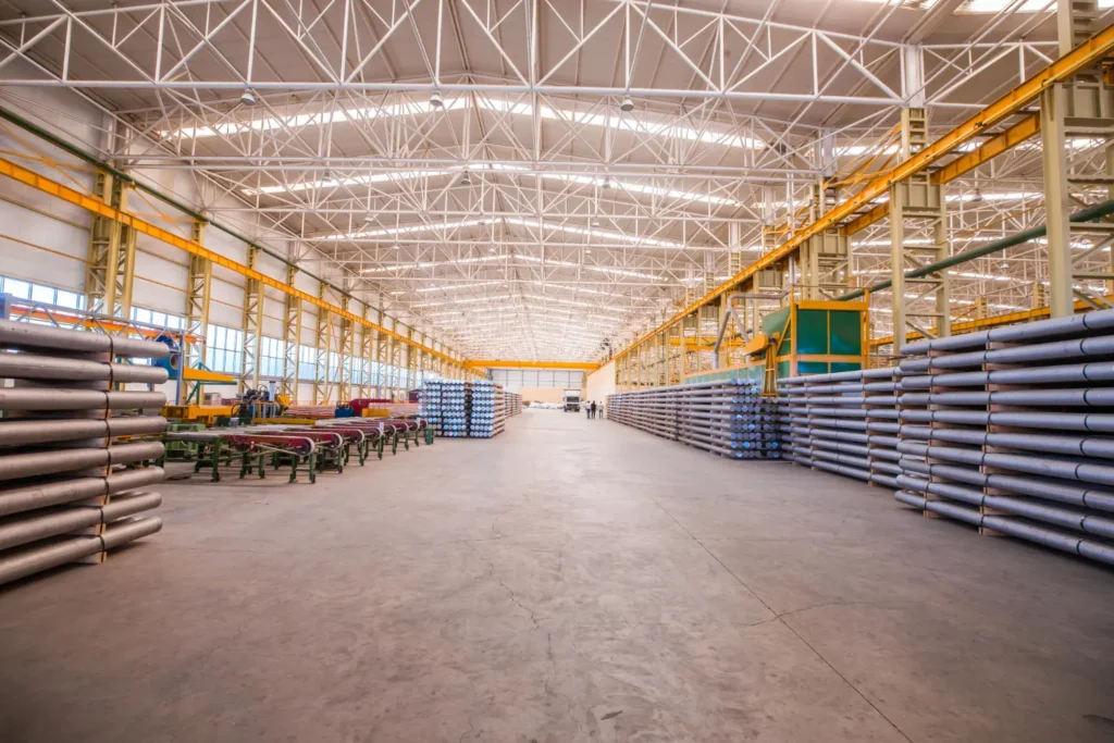 Armazém com um pátio grande contendo materiais de construção para atacado