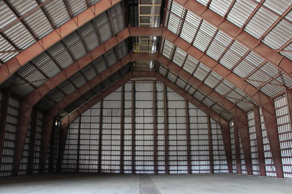 Interior de um armazém com estrutura de galpão piramidal